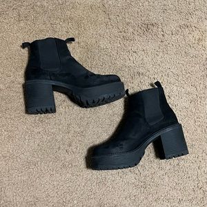 SUEDE PLATFORM CHUNKY BOOT